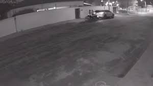 Delegado é baleado e bandido morto em troca de tiros durante tentativa de assalto. Veja o vídeo